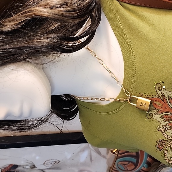 Louis Vuitton lock π and key π set on a gold tone hardware chain - Picture 12 of 12